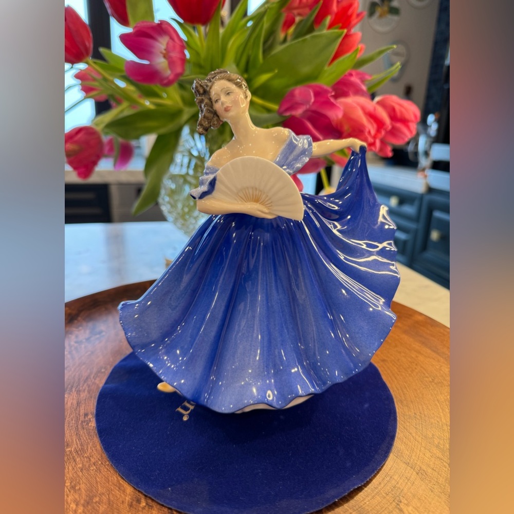 Royal Doulton figurine “Elaine”. Pretty Ladies fine bone china.